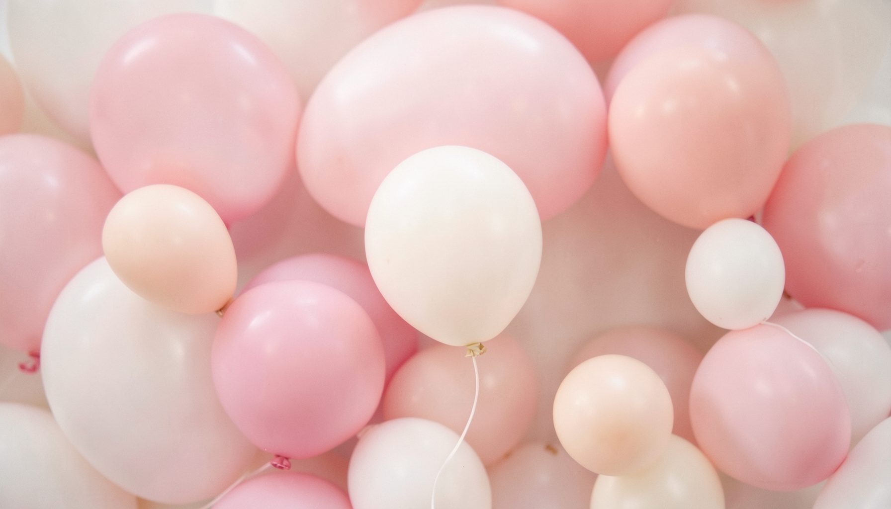 Yumuşak pembe ve beyaz tonlarda sakız baloncukları, nostaljik bir Falım Sakız manisi atmosferini çağrıştıran sade görsel.